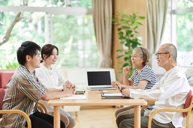 施設に入所する家族との面会制限をどう考えるか